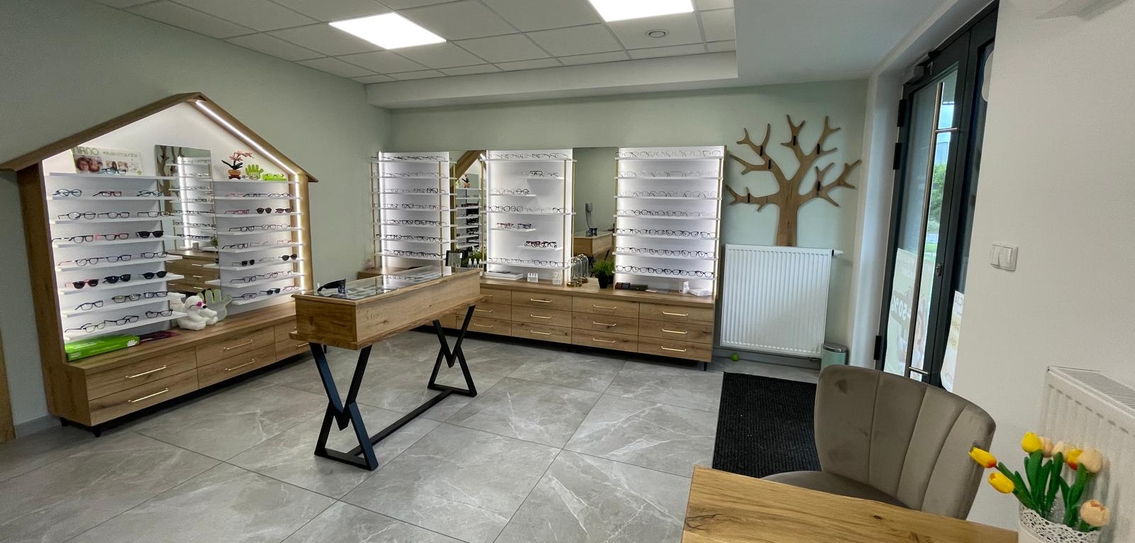 Wnętrze salonu optycznego